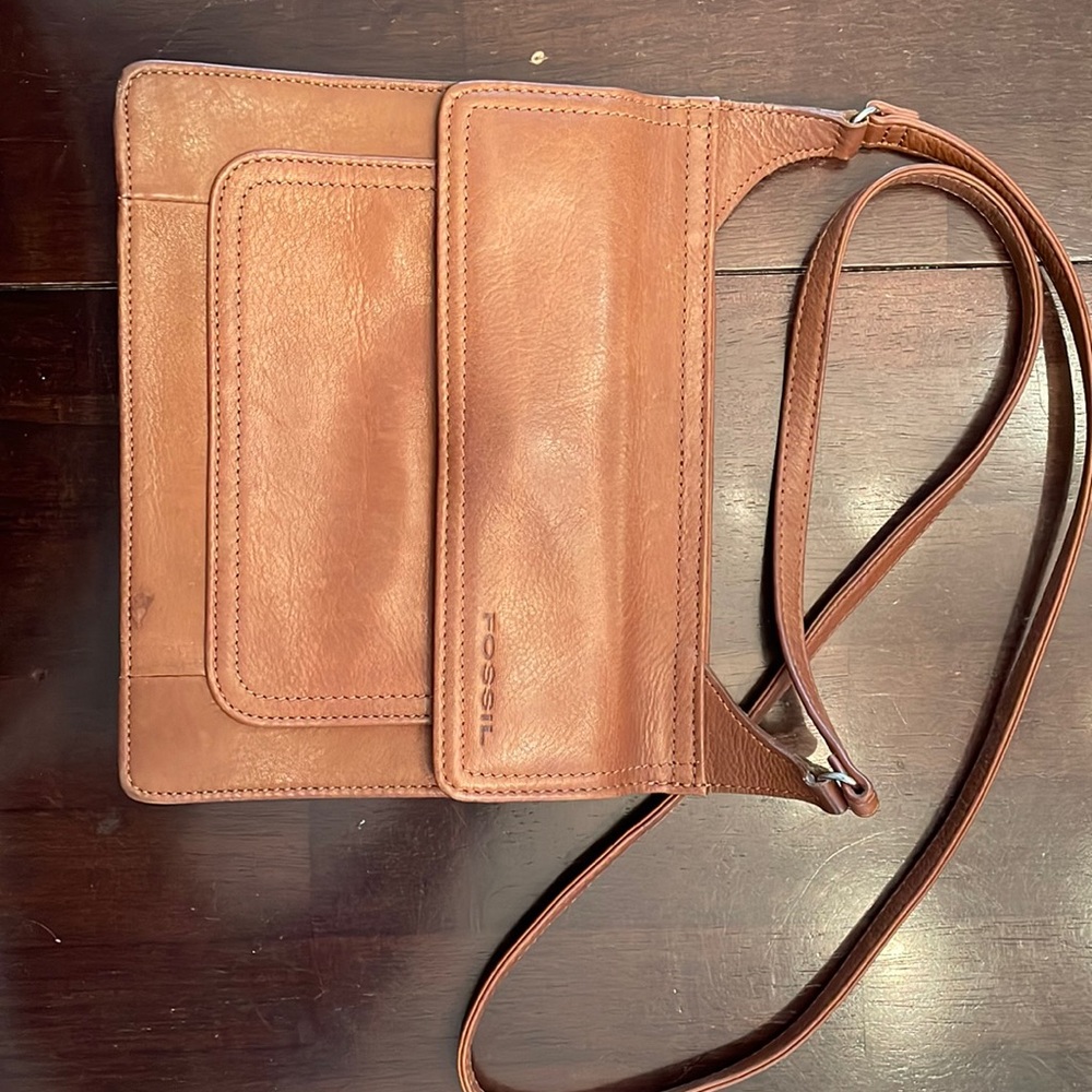 Genuine leather Fossil purse. Very nice condition.